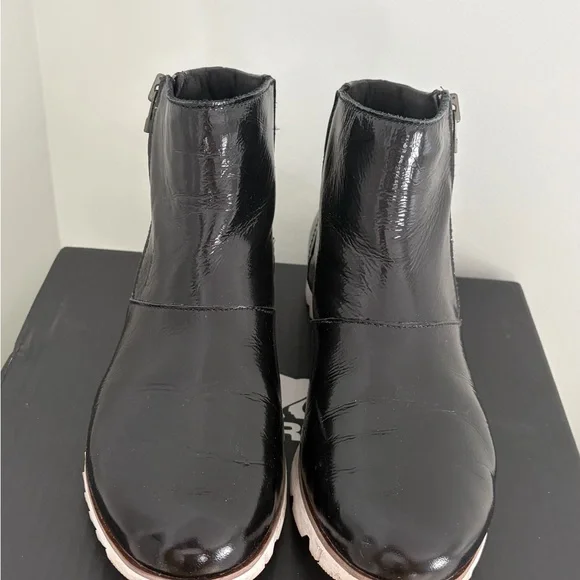 Sorel boots size 8 - Picture 2 of 12